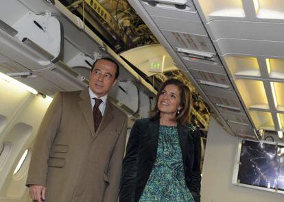 La alcaldesa de Madrid, Ana Botella, junto al presidente de Iberia, Antonio Vázquez,  durante la visita que ha realizado a los talleres de la compañía aérea. 