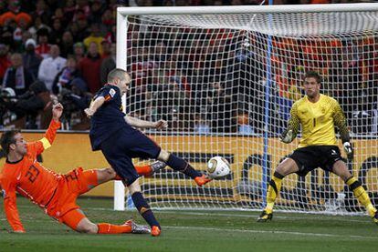 Iniesta dispara para marcar el gol que dio a España la Copa del Mundo.