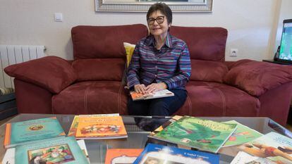 Isabel Campoy, en su casa de Alicante junto a sus libros de texto, en 2018.