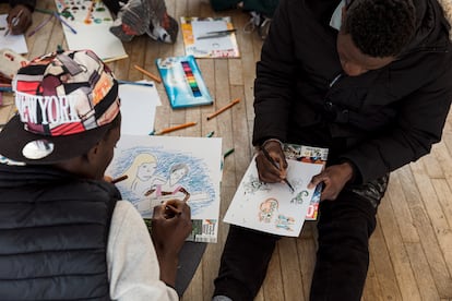 Las asociaciones responsables de la ocupación (Utopia 56, Timmy y Les midis du MIE), organizan actividades socioculturales: clases de dibujo, teatro, fotografía...