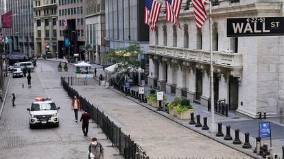 Varias personas caminan el pasado viernes por Wall Street en Nueva York (Estados Unidos).