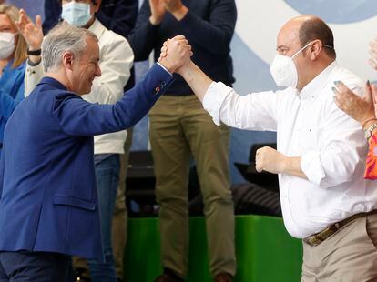 El lehendakari Iñigo Urkullu (i) y el presidente del PNV, Andoni Ortuzar, en la celebración del Aberri Eguna, en Bilbao, este domingo.