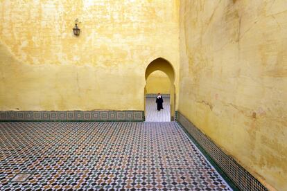 Marruecos alberga cuatro antiguas ciudades imperiales. Rabat, la emprendedora capital; Marraquech, imán para turistas; Fez y su medina legendaria, y la vecina Mequínez, relegada injustamente a un segundo plano. Porque también tiene una medina llena de callejones interesantes y muchos edificios dignos de una ciudad imperial: desde los increíbles silos de Heri es-Suani hasta la imponente puerta de Bab Mansur y el mausoleo de Mulay Ismail (en la foto, hoy en restauración). Su plaza el-Hedim es una Jemaa el Fna en miniatura pero con mucho sabor local y está a tiro de piedra de las ruinas romanas de Volúbilis.