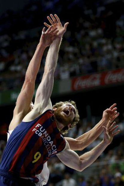 Marcelino Huerta pelea por un balón.
