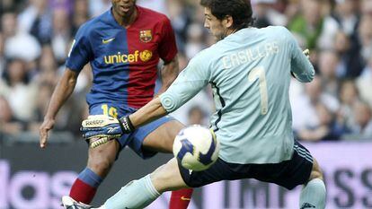 Henry supera a Casillas y consigue el primer gol del Barça.