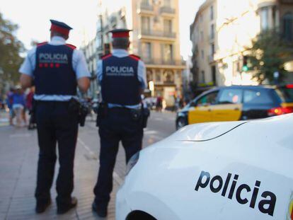 Una parella de 'mossos' patrulla pels carrers de Barcelona.