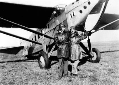 El escritor francés y aviador  Antoine de Saint Exupéry (izquierda) en 1929. 