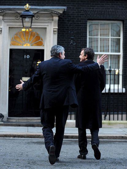 José Luis Rodríguez Zapatero y Gordon Brown llegan a la residencia de este último en Downing Street.