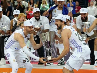 Basketball - EuroLeague Final - Olympiacos Piraeus v Real Madrid - Zalgirio Arena, Kaunas, Lithuania - May 21, 2023 Real Madrid's Rudy Fernandez and Sergio Llull celebrate with the trophy after winning the EuroLeague Final REUTERS/Ints Kalnins