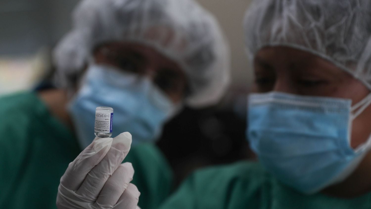 Trabajadores del Servicio Departamental de Salud (SEDES) de La Paz (Bolivia) preparan una dosis de la vacuna Sputnik V contra la covid-19, para inmunizar a personal de salud de la Caja Petrolera.