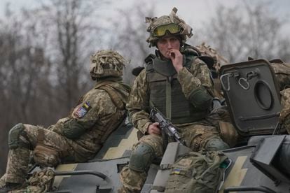 Militares ucranios, en un vehículo blindado el día 24 en una carretera en la región de Donetsk.