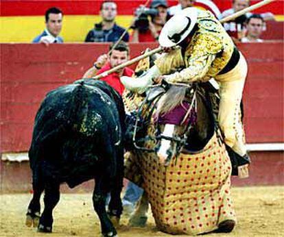 Caballo y picador se caen al tomar el sexto toro una vara.