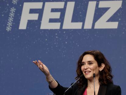 La presidenta de la Comunidad de Madrid, Isabel Díaz Ayuso, saluda durante la tradicional cena de Navidad del PP de Madrid, el lunes pasado.