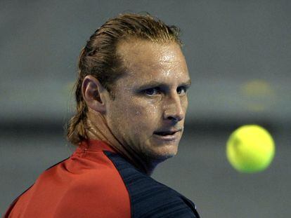 David Nalbandian devuelve la pelota durante su sesión preparatoria.