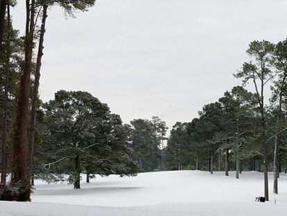 El hoyo 17, nevado en invierno, con el Árbol de Eisenhower a la izquierda.