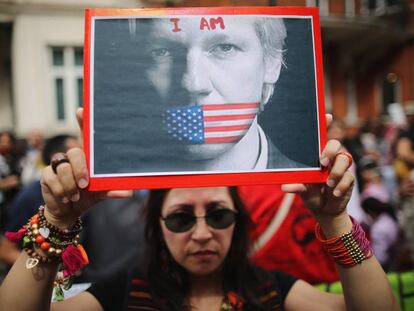 Una mujer sostiene una fotografía de Assange, durante una manifestación convocada ante la Embajada de Ecuador en Londres, cuando el fundador de WikiLeaks todavía se refugiaba en ella.