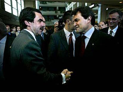 José María Aznar y Artur Mas se saludan en Sitges.