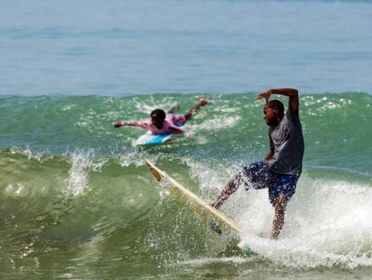 Unos chicos practican surf en Termales.