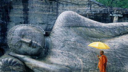 Monje budista en el templo Gal Vihara, en Sri Lanka.