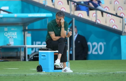 Luis Enrique, sentado en la nevera ante Eslovaquia.
