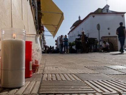 Unas velas depositadas en la primera de las terrazas en las que, en la tarde de ayer domingo, una persona murió y seis resultaron heridas a causa de un atropello múltiple registrado en la localidad de Gibraleón (Huelva).