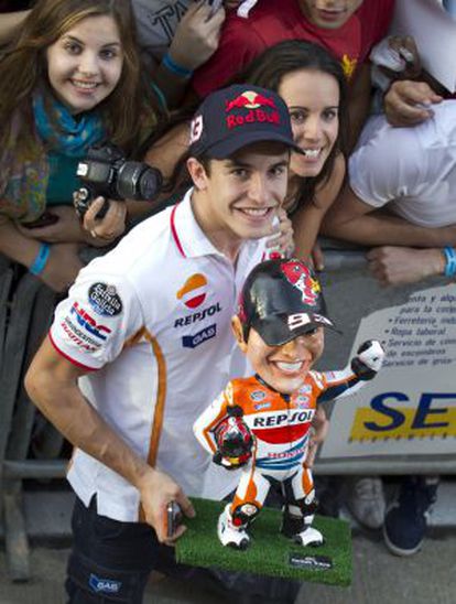 Márquez posa con su réplica de juguete tras conseguir el Mundial de MotoGP 2013