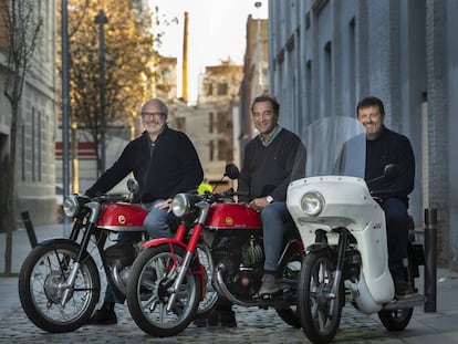 Xavier de la Presa, Santi Ruiz i Pep Itchart, membres del Club Impala, al Poblenou.