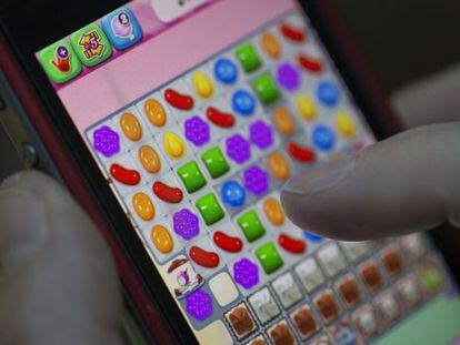 Un usuario juega en su m&oacute;vil con Candy Crush, de King Digital