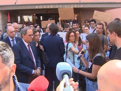 El 'president' Torra atiende a la lectura del manifiesto de los estudiantes.