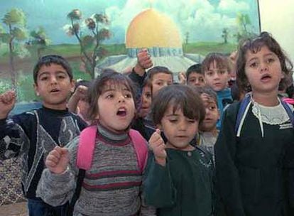 Niños palestinos cantan canciones islámicas en una guardería de Hamás en Gaza.