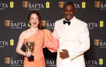 Emma Stone con Idris Elba después de recibir el premio a la mejor actriz en los BAFTA.