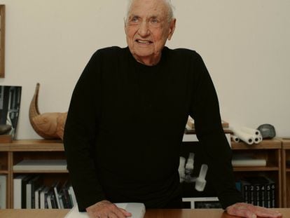 El arquitecto Frank Gehry posa en exclusiva para ICON en su estudio de Los Ángeles.