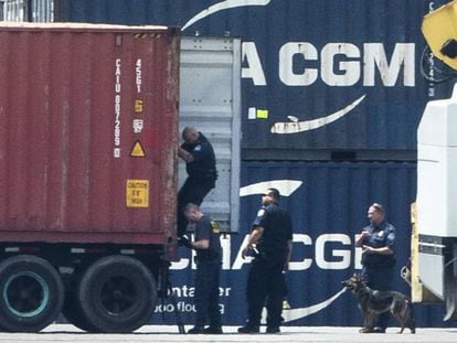 Agentes revisando un contenedor en el puerto de Filadelfia