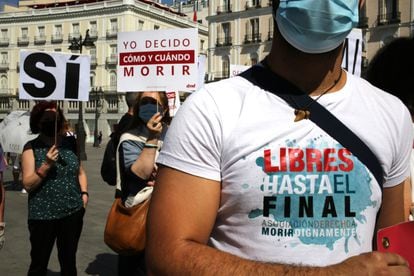 Un grupo de manifestantes sostiene pancartas y carteles durante una concentración de Derecho a Morir Dignamente, el pasado verano en Madrid. 