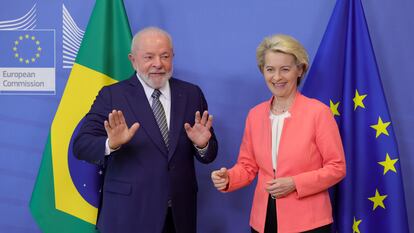 El presidente brasileño, Luis Inázio Lula da Silva, junto a la presidenta de la Comisión Europea, Ursula von der Leyen, durante su encuentro en Bruselas en el marco de la cumbre UE-Mercosur.