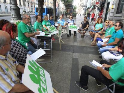 Miembros de la confederaci&oacute;n de asociaciones de padres de la p&uacute;blica  (Ceapa)  en una reuni&oacute;n protesta frente al ministerio. 