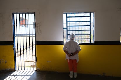 Una de las reclusas bolivianas de la Penitenciaría Femenina Carlos Alberto Jonas Giordano. Trabaja en la cocina de la cárcel para ganar algo de dinero y disminuir su sentencia.