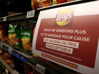 Cartel ubicado en un supermercado de Carrefour en el que se indica que no se vende más la marca de patatas Lay's, del grupo Pepsico.