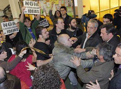 Forcejeo entre varios estudiantes violentos y los miembros de seguridad de la presidenta del PP del País Vasco, María San Gil, en la universidad de Santiago de Compostela.