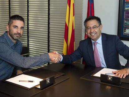 Navarro y Bartomeu sellan la renovaci&oacute;n  del jugador.