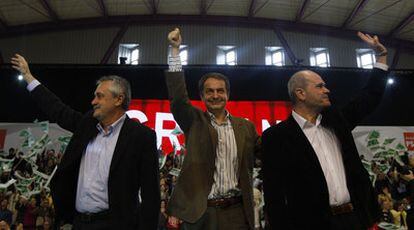 De izquierda a derecha, José Antonio Griñán, José Luis Rodríguez Zapatero y Manuel Chaves, en el mitin celebrado ayer en Málaga.