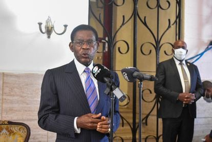 El presidente de Guinea Ecuatorial, Teodoro Obiang, se dirige a la prensa tras votar en Malabo, este domingo.