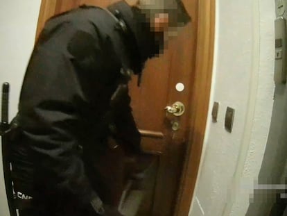 Actuación policial en una vivienda de la calle Lagasca de Madrid por una fiesta ilegal, en marzo de 2021.