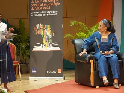 La escritora, poeta, novelista e ilustradora francomarfileña Véronique Tadjo (derecha), que presidió el jurado del Premio al Libro Africano de la Fundación Orange (POLA 2023).