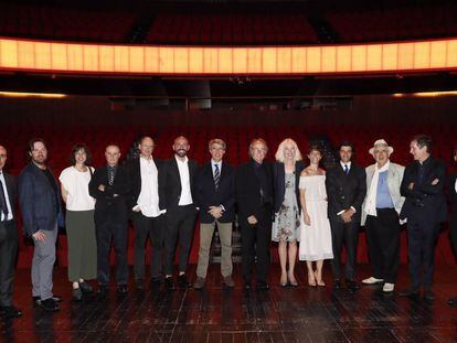 Los galardonados con el Premio de la Cultura de la Comunidad de Madrid junto al presidente en funciones de la región, Ángel Garrido (centro) y el consejero de Cultura, Jaime de los Santos.