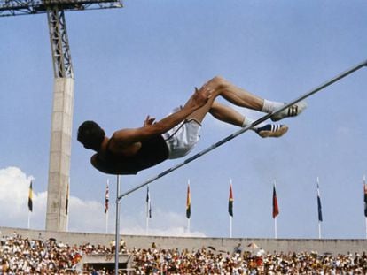 Dick Fosbury supera el listón en el salto que le da el oro en México 68.