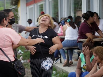 The relative of an inmate reacts while others try to comfort her as they wait for news about their loved ones outside the Centro Femenino de Adaptacion Social (CEFAS) women's prison following deadly riot in Tamara, on the outskirts of Tegucigalpa, Honduras, June 20, 2023. REUTERS/Fredy Rodriguez