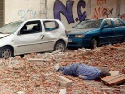 Uno de los fallecidos (i) rodeado por varias personas junto a otra de las víctimas (d), en la calle Galicia de Lorca