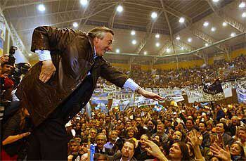 Néstor Kirchner saluda a sus partidarios en Río Gallegos tras renunciar como gobernador para ser presidente. / AP