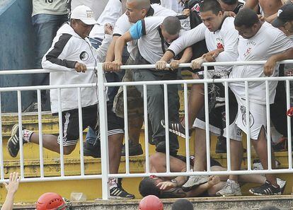 Joinville (Brasil), 8 de diciembre de 2013. Violencia en el fútbol. El encuentro entre Atlético Paranaense y el Vasco de Gama del fútbol brasileño fue escenario de una pelea salvaje entre aficiones que dejó múltiples heridos, tres de ellos fueron ingresados en coma en un hospital. Pese a esto, el encuentro fue reanudado una hora después.